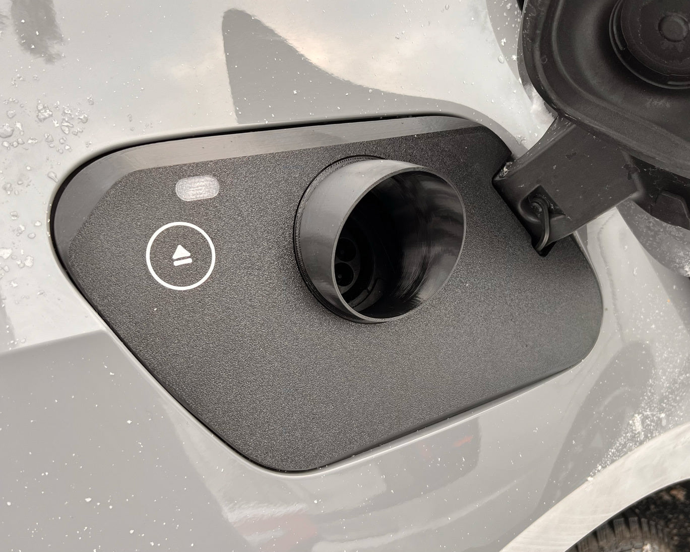 Cover til ladeport VW ID.3 Type 2 monteret under opladning – beskyttelse mod sne, regn og snavs med vindue til ladeindikator