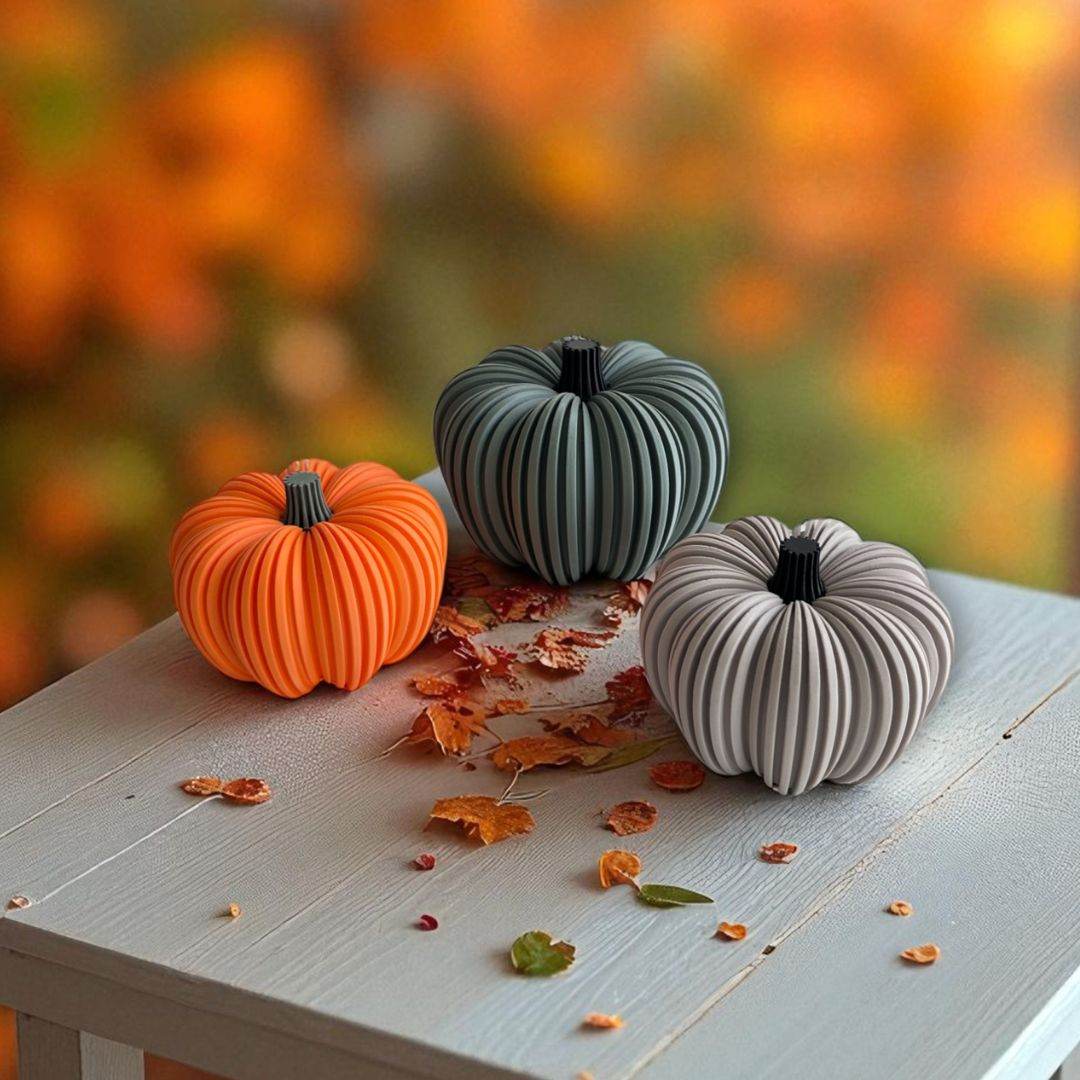 Halloween pynt græskar i orange, grøn og lys grå