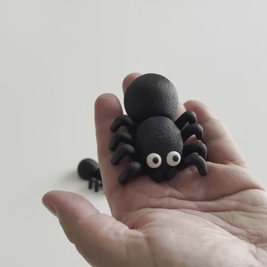Halloween pynt sød og nuttet edderkop hvor der vises den bevægelige krop og ben