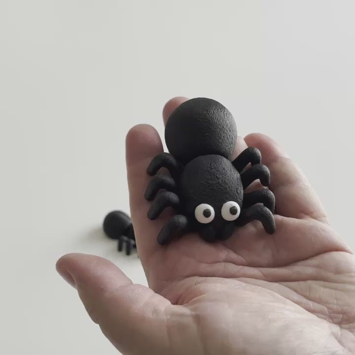 Halloween pynt sød og nuttet edderkop hvor der vises den bevægelige krop og ben