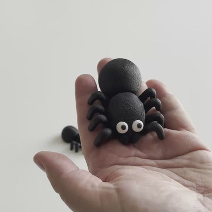 Halloween pynt sød og nuttet edderkop hvor der vises den bevægelige krop og ben