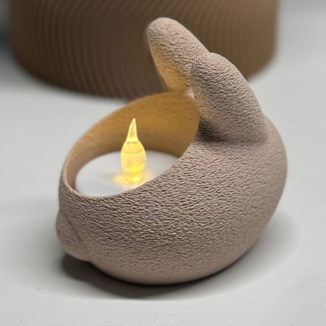 Detalje af Sabre fyrfadsstage med påskehare-design i holdbart plastmateriale