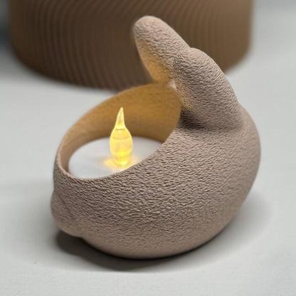 Detalje af Sabre fyrfadsstage med påskehare-design i holdbart plastmateriale