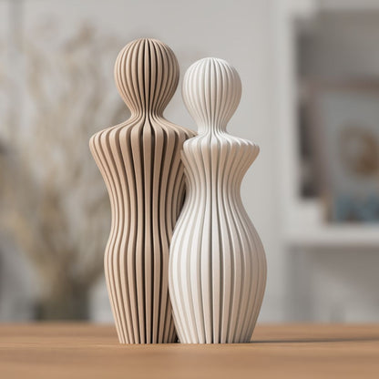 Minimalistisk par statue placeret på hylde i hjemmet – romantisk dekoration i moderne stil