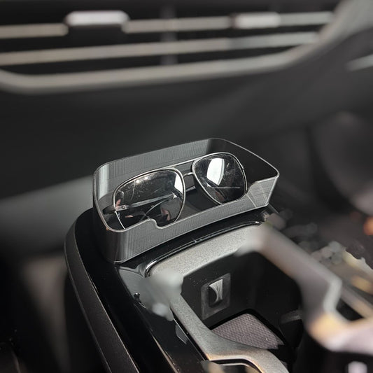 Solbrilleholder til VW ID.4 og ID.5 i PETG, designet til montering i midterkonsollen.