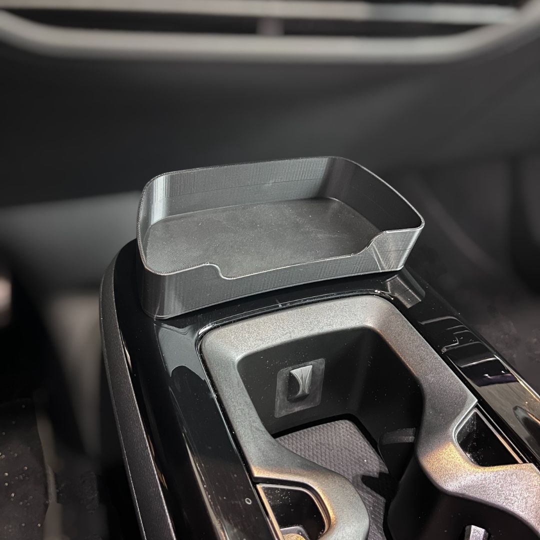 Solbrilleholder til VW ID.4 og ID.5 i PETG, designet til montering i midterkonsollen.