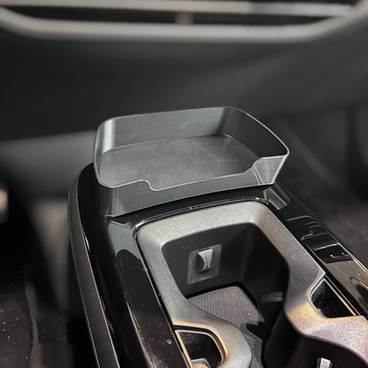 Solbrilleholder til VW ID.4 og ID.5 i PETG, designet til montering i midterkonsollen.